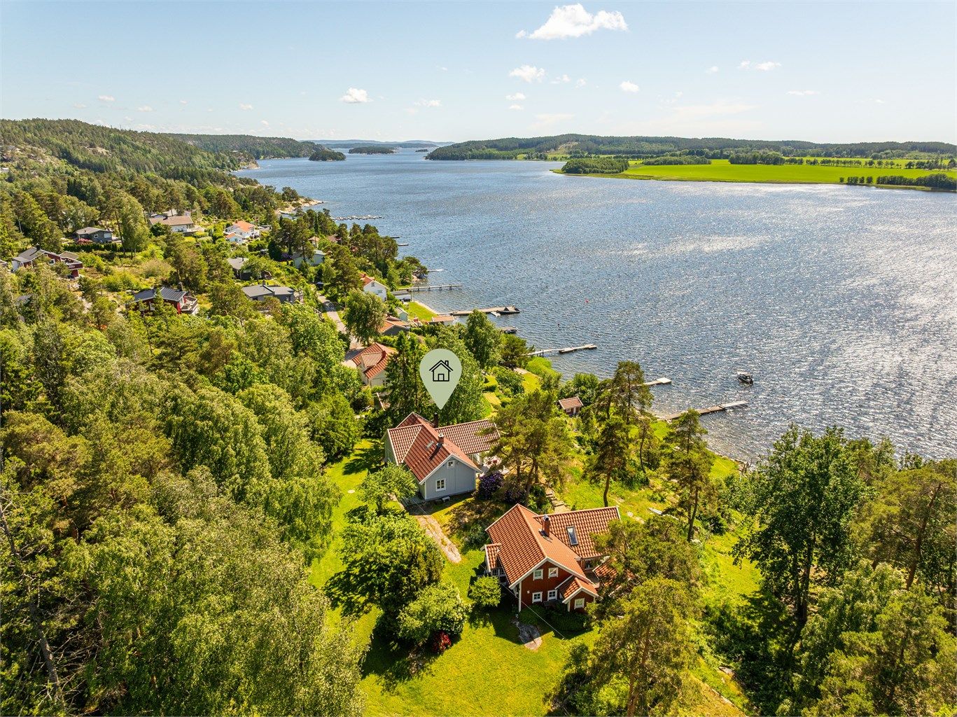 I meget idylliske omgivelser på Ullerøys solfylte vestside ligger denne fantastiske fritidseiendommen, med båtplass i Tosekilen. Fotograf; Kristoffer Kristiansen.