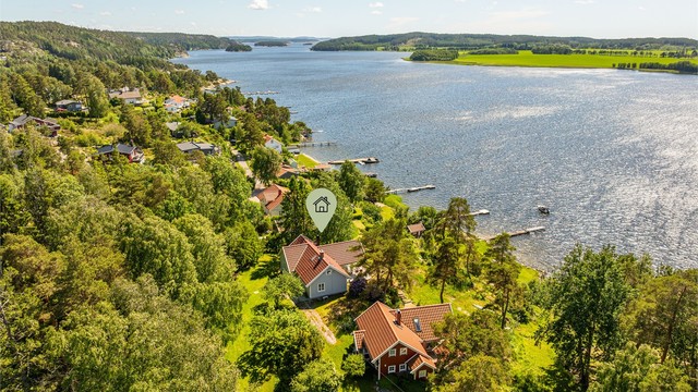 I meget idylliske omgivelser på Ullerøys solfylte vestside ligger denne fantastiske fritidseiendommen, med båtplass i Tosekilen. Fotograf; Kristoffer Kristiansen.