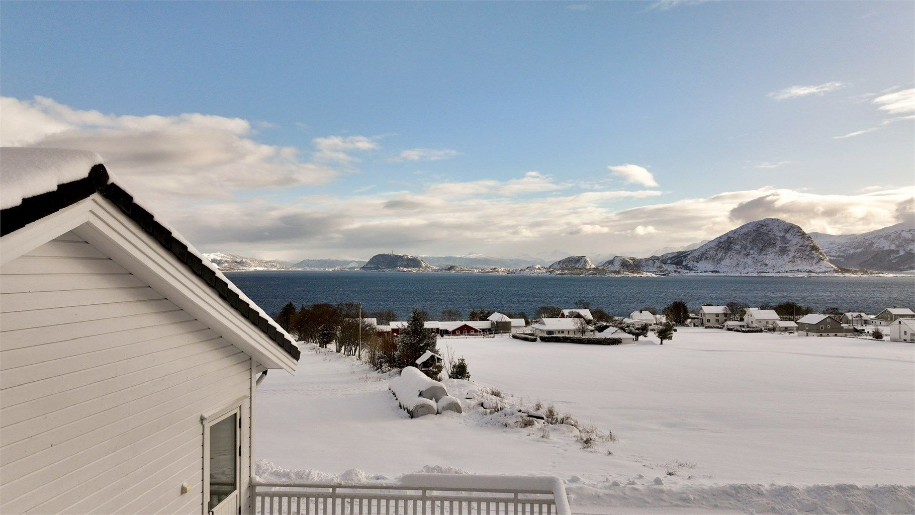 Nærmeste busstopp ligger ca. 350 meter fra eiendommen.