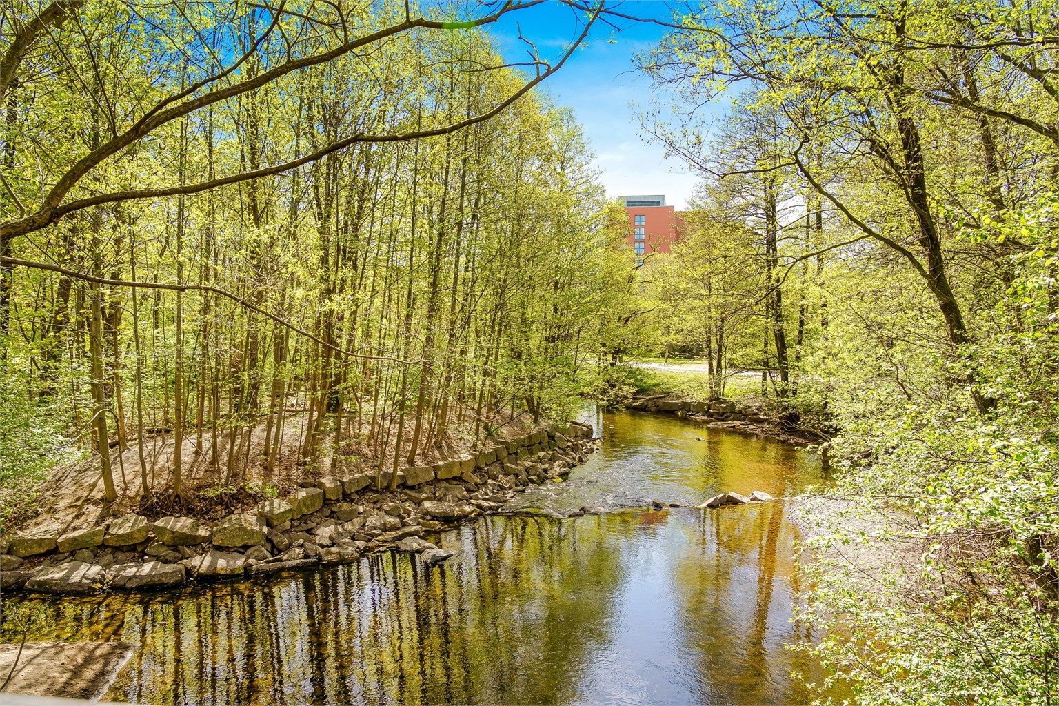 Med Akerselva få minutter unna har du fine turmuligheter som tar deg gjennom Grünerløkka til sentrum eller opp til Nordmarka og Maridalsvannet med turstier hele året