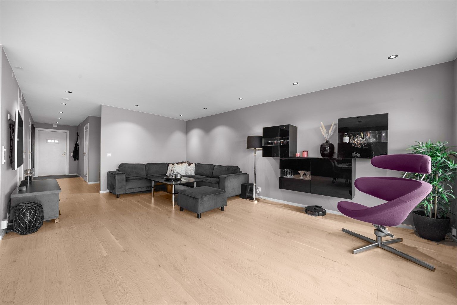 Nedsenket himling med downlights fra 2023 gir en jevn og behagelig belysning.