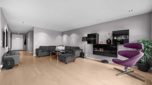 Nedsenket himling med downlights fra 2023 gir en jevn og behagelig belysning.