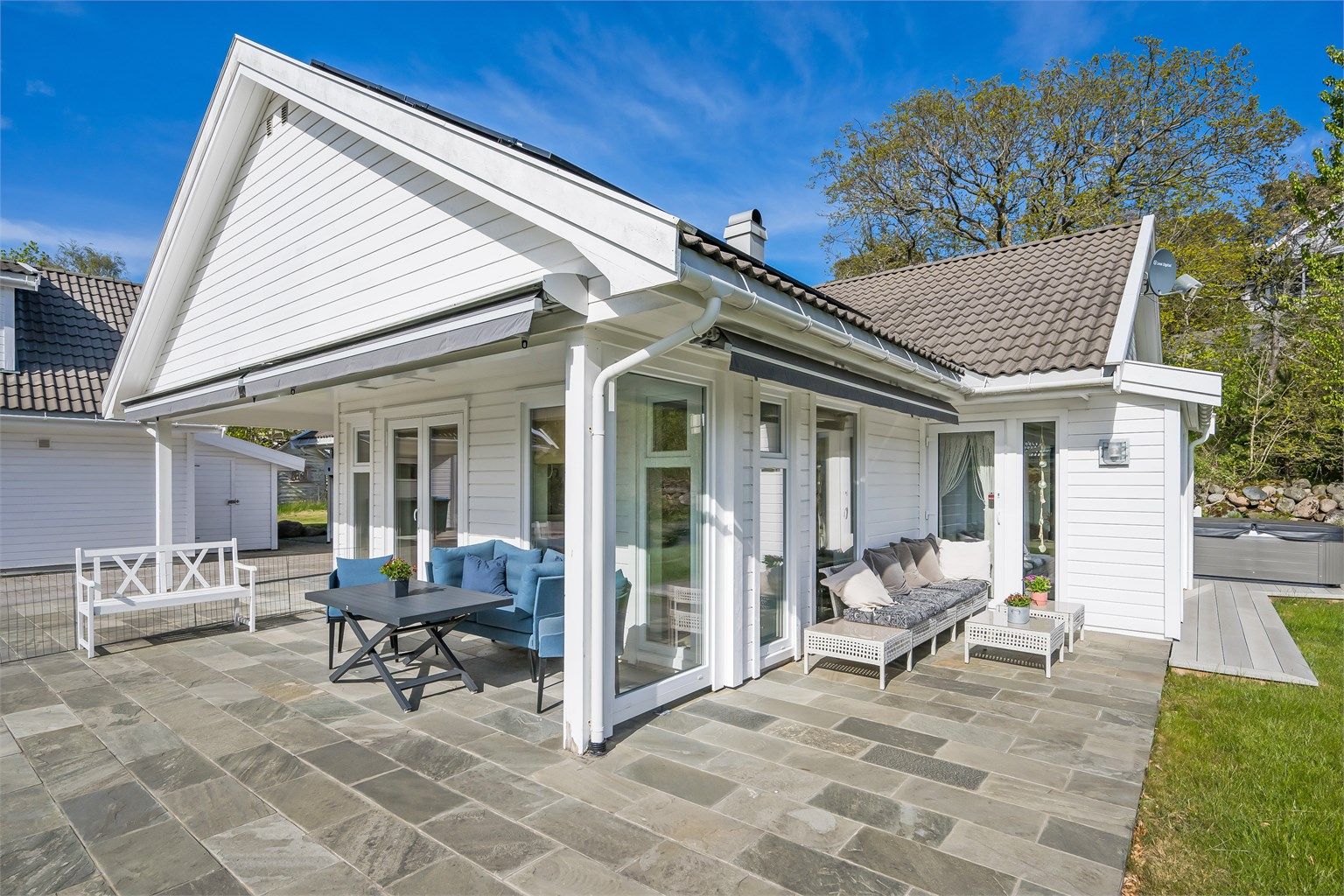 Eiendommen ligger tilbaketrukket, barnevennlig og usjenert til i en blindvei. Fantastiske uteplasser!