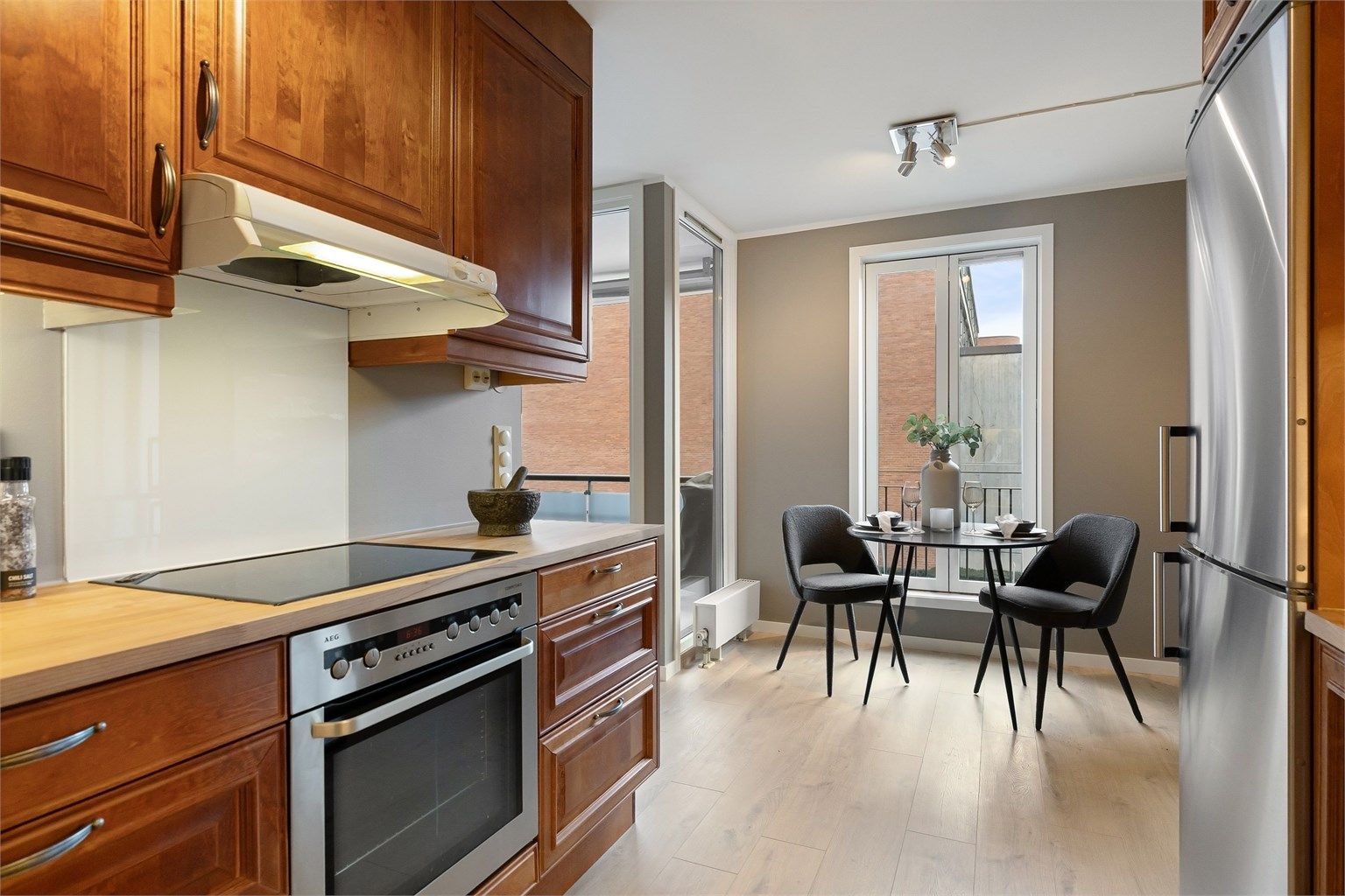 Ved vinduet er det plass til en hyggelig frokostkrok.