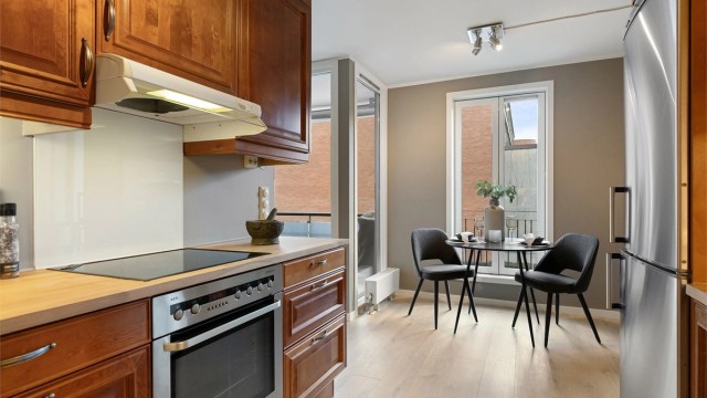 Ved vinduet er det plass til en hyggelig frokostkrok.