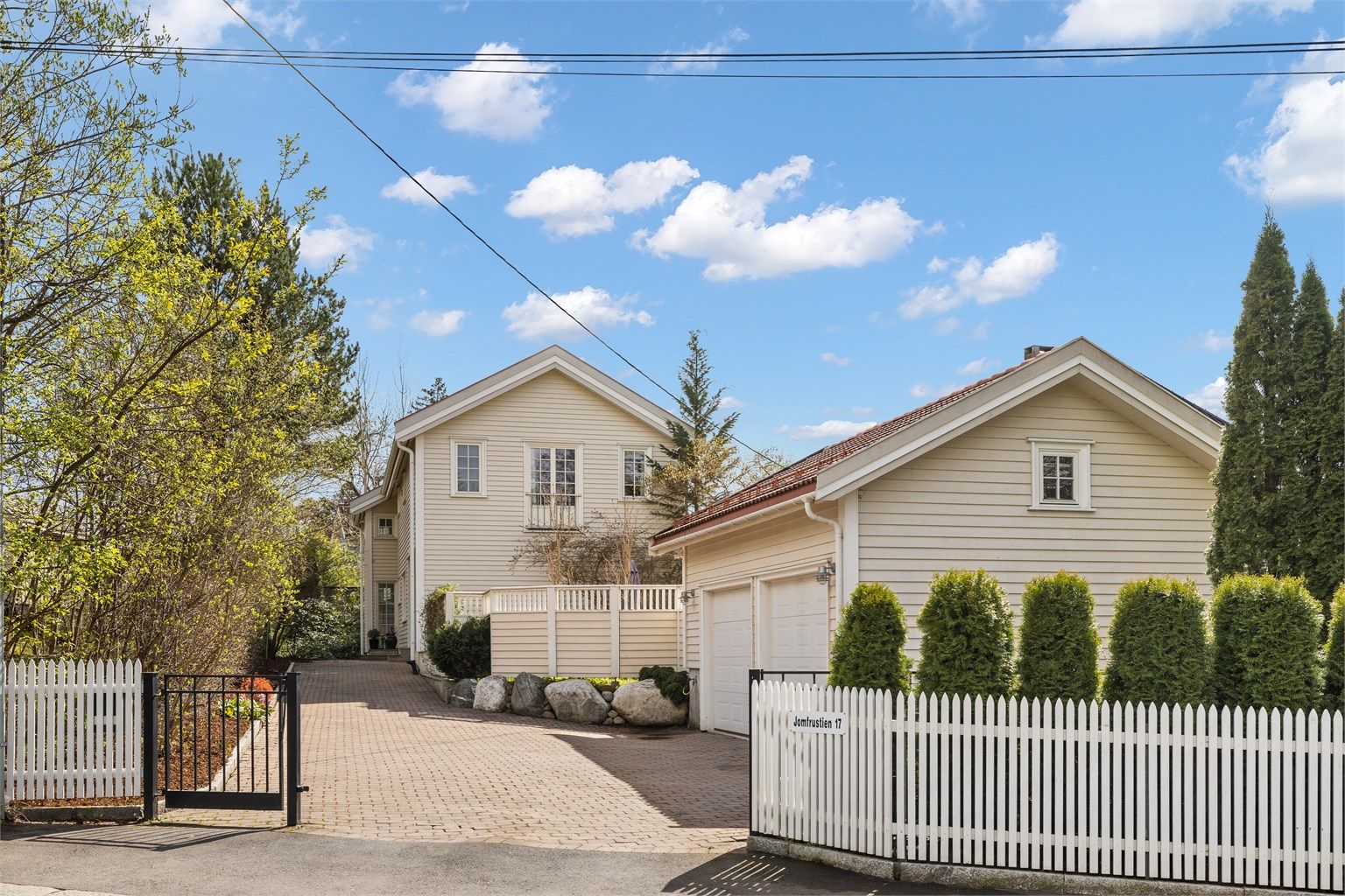 Velkommen til Jomfrustien 17 - en stor arkitekttegnet enebolig 367 BRA rett ved Ekebergparken med bergvarme, solrik hage, separat del i underetasje og dobbel garasje.