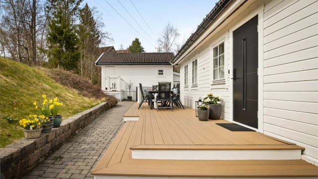 Pent opparbeidet inngangsparti med belegningsstein og trapp opp til terrassen.