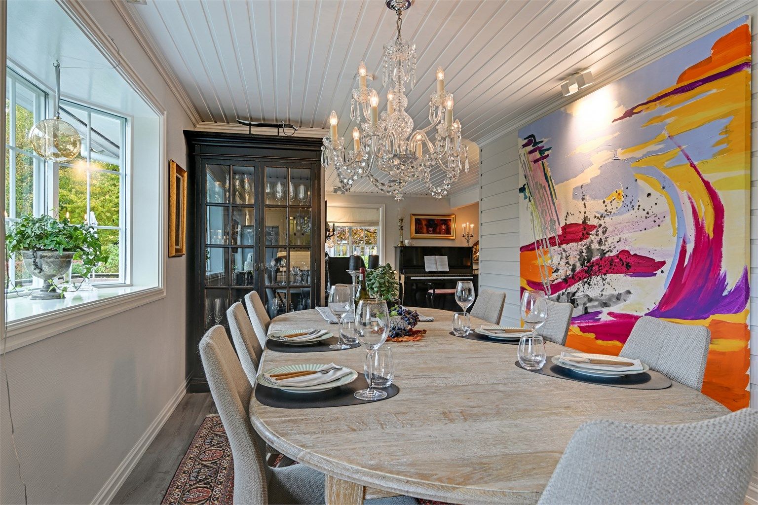 God plass til langbord med plass til mange middagsgjester.