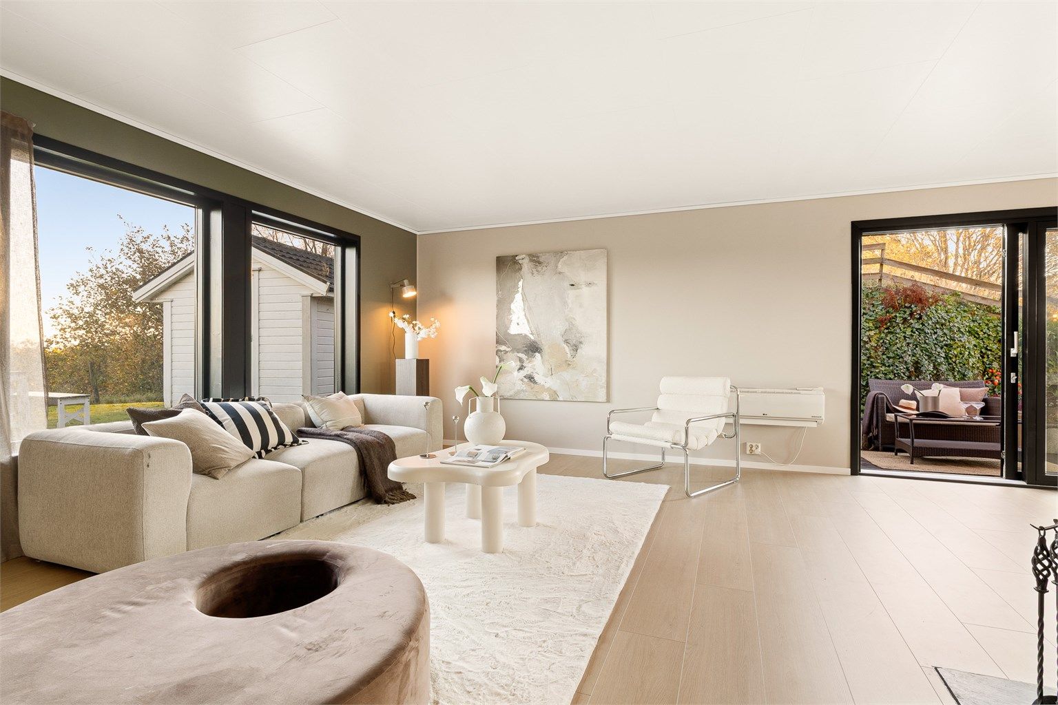 Boligen fremstår som meget innbydende med moderne farger og funksjonelle løsninger.