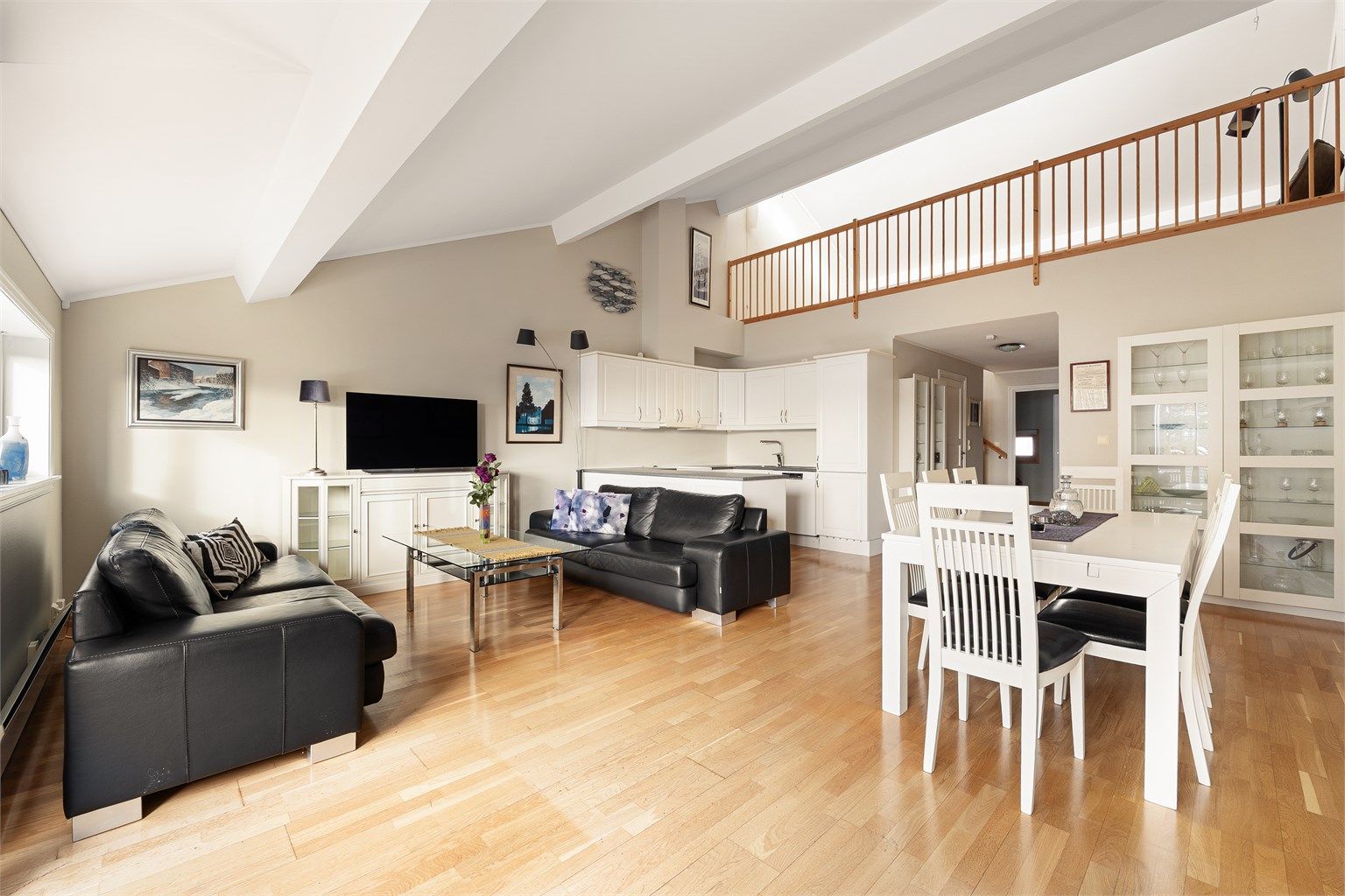 Leiligheten i Kjølholtveien 3 presenteres av Karl Robert Hansen i Krogsveen. 
Fotograf; Kristoffer Kristiansen.