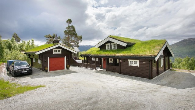 Eiendommen har en romslig garasje og umiddelbar nærhet til langrennsløyper og turterreng.
Foto: Jarle Osen