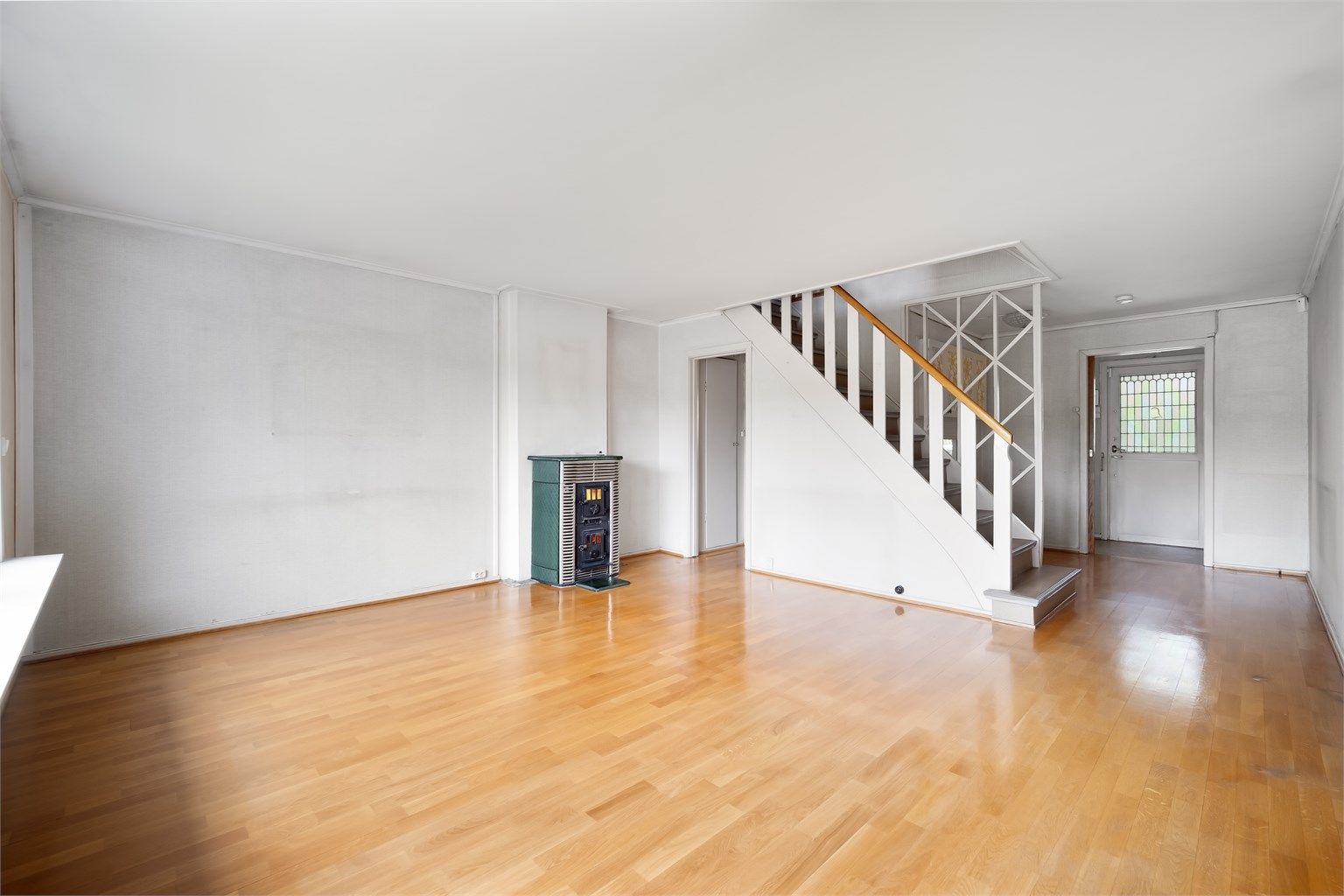Den åpne trappen i tre binder etasjene sammen på en fin måte.
