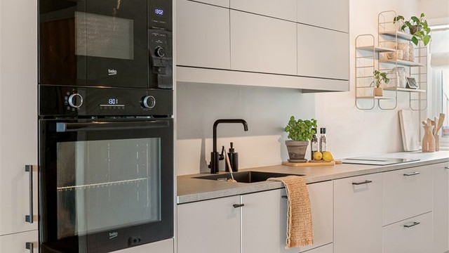 Kjøkkenet er utstyrt med stekeovn og mikrobølgeovn i ergonomisk arbeidshøyde. Ny oppvaskmaskin fra 2026.