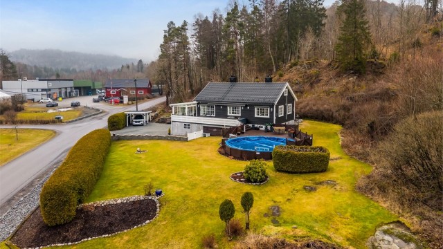 Hagen er pent opparbeidet og beplantet med blomsterbed og prydbusker. Terrasse med ulike nivåer, en del er innglasset også har du et deilig basseng.