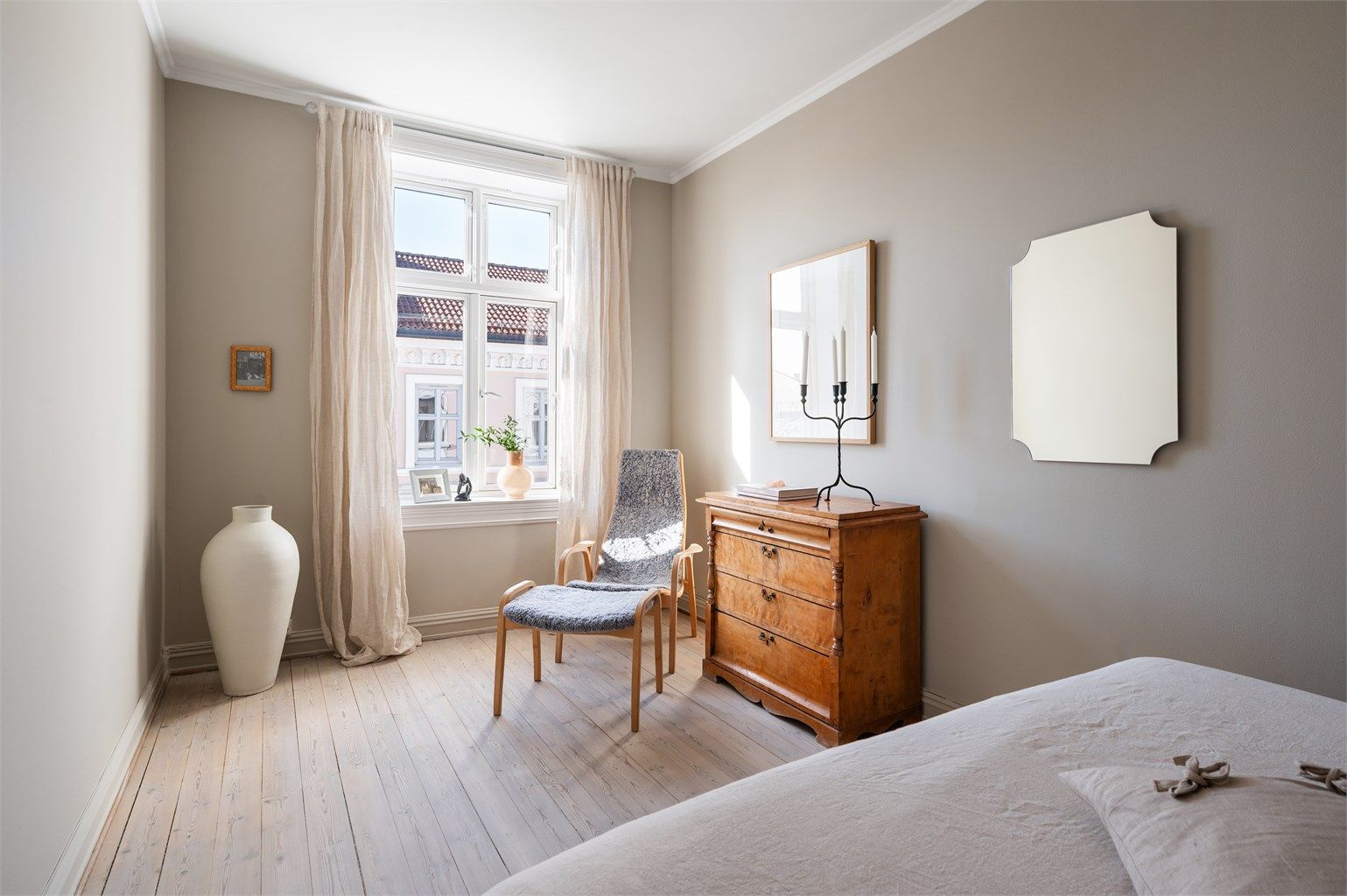 Rommet er holdt i duse og behagelige nyanser. 