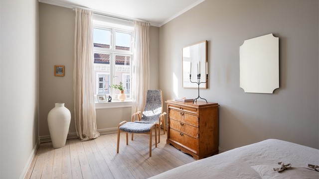 Rommet er holdt i duse og behagelige nyanser.