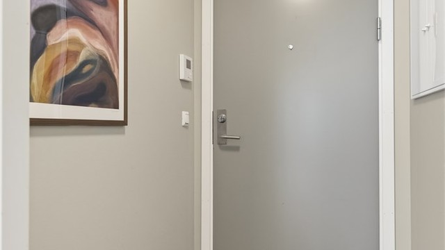 Lys entré med plass til oppheng av tøy og oppbevaring av sko. Flott parkett på gulv