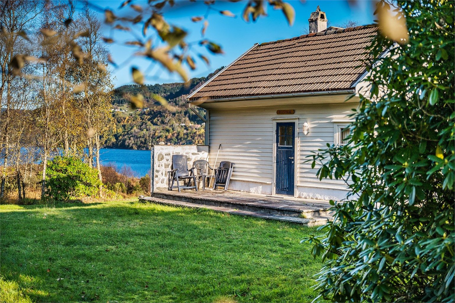 Ved hyttens sørvestre del av hagen kan du nyte solen ettermiddag og kveld om sommeren