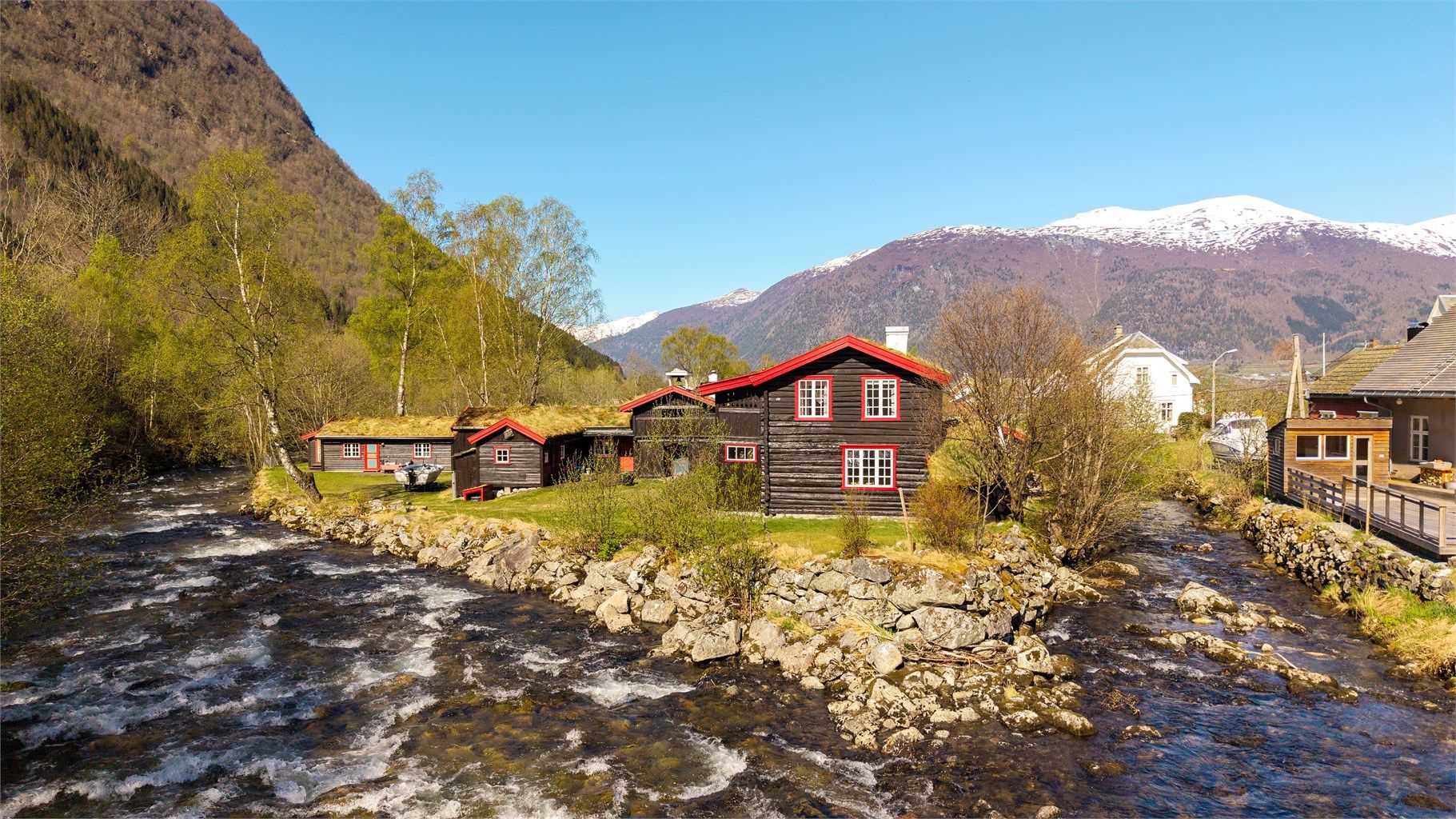 Elven gir en flott ramme rundt eiendommen.