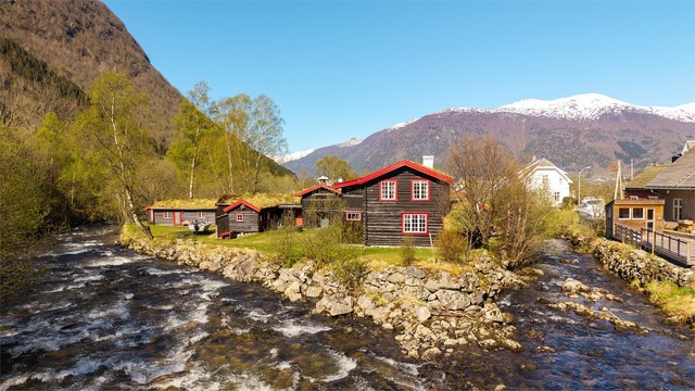 Elven gir en flott ramme rundt eiendommen.