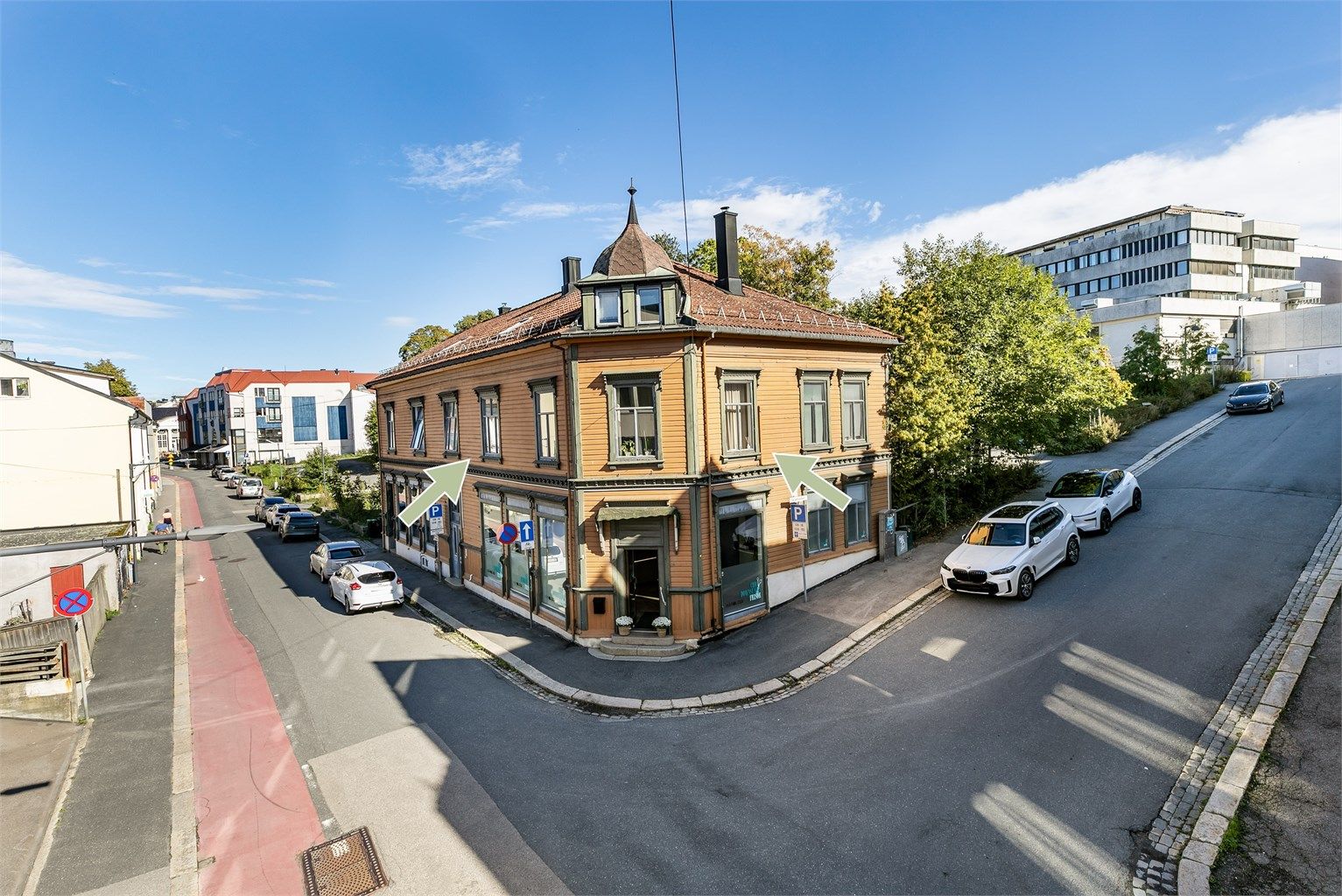 Skoggata 10 presenteres av Krogsveen. Leiligheten er usjenert beliggende i hjørnet av den vel bevarte sveitservillaens andre etasje. Fotograf; Børge Oppegård.