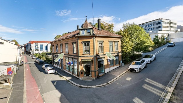 Skoggata 10 presenteres av Krogsveen. Leiligheten er usjenert beliggende i hjørnet av den vel bevarte sveitservillaens andre etasje. Fotograf; Børge Oppegård.