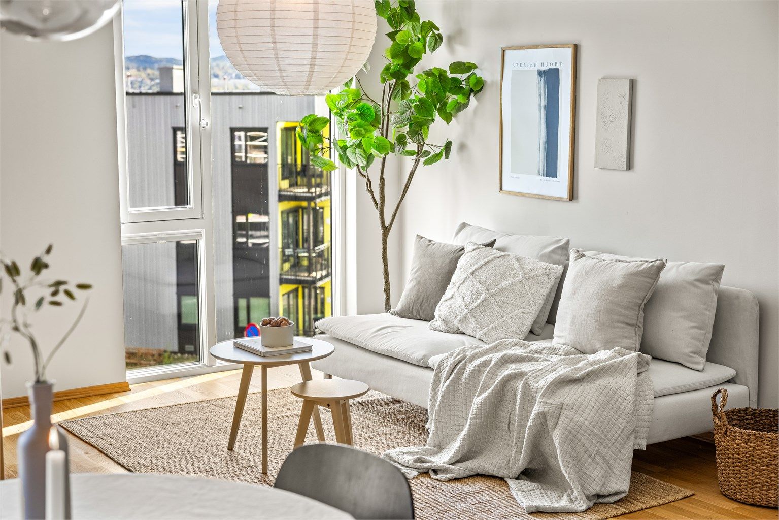 Vinduene med 3-lags glass bidrar til god isolasjon og energieffektivitet.