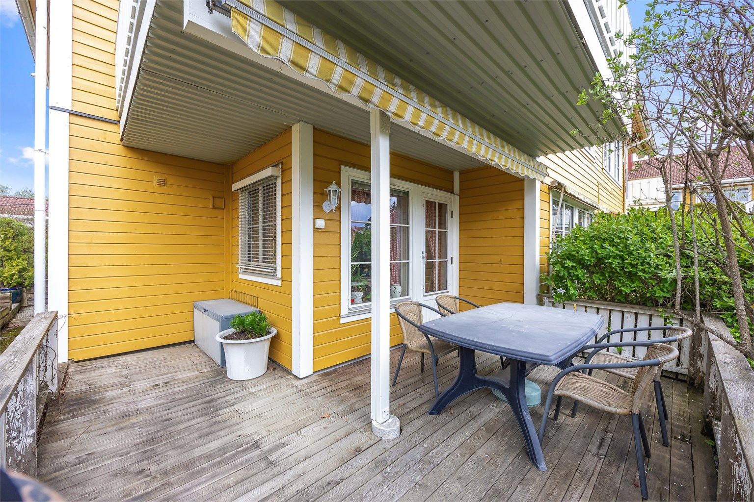 Terrasseplatting med god plass til utemøbler.