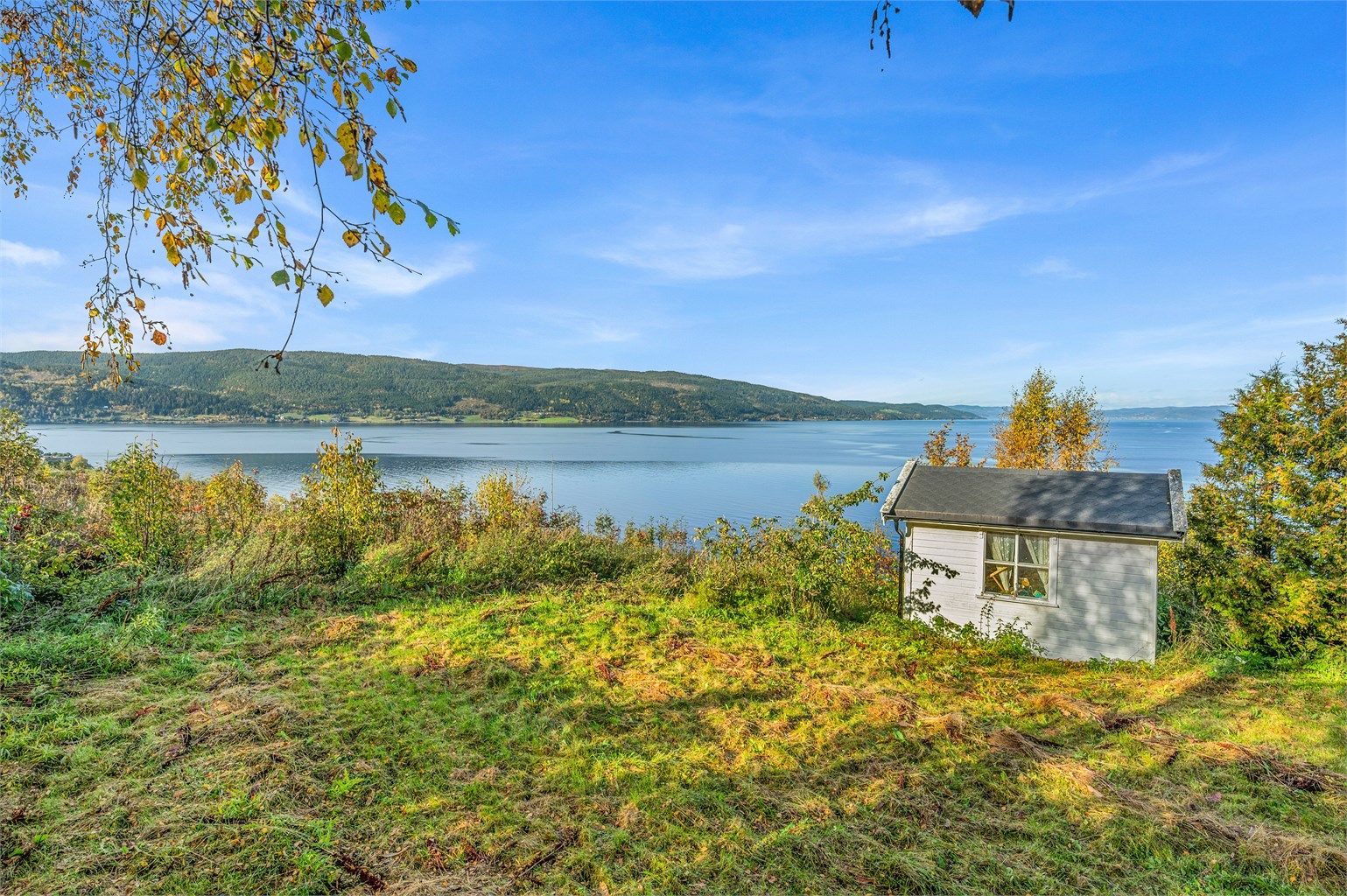 Annekset ligger fint plassert i terrenget med utsikt over fjorden.