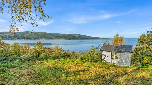 Annekset ligger fint plassert i terrenget med utsikt over fjorden.