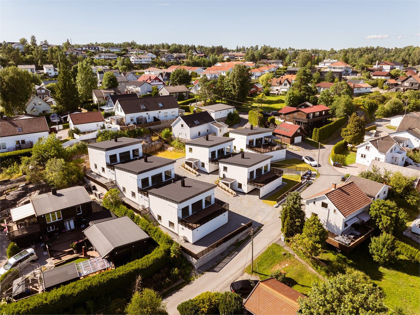 11B er tilbaketrukket i bakkant av den nye bebyggelsen bestående av totalt seks nye, moderne eneboliger.