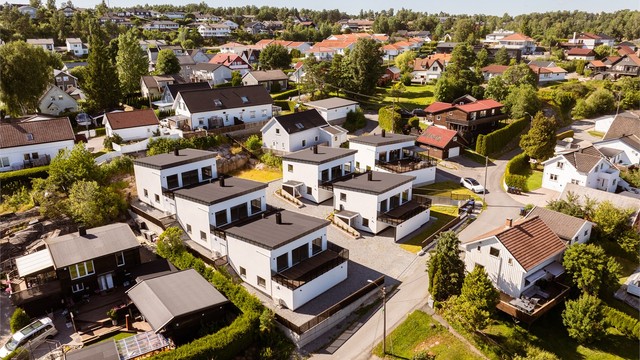 11B er tilbaketrukket i bakkant av den nye bebyggelsen bestående av totalt seks nye, moderne eneboliger.