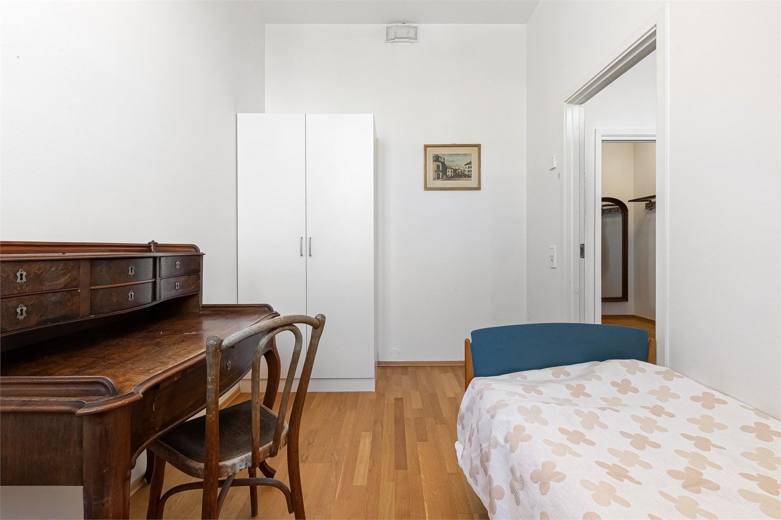 Det er plass for seng, skap og annet passende møblement på soverommet