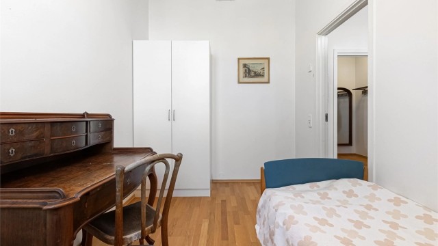 Det er plass for seng, skap og annet passende møblement på soverommet