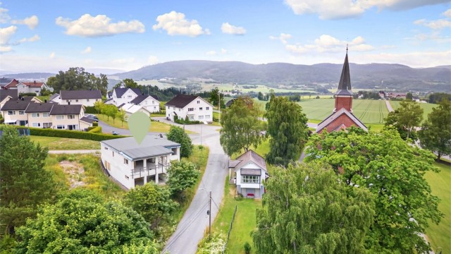 Ca. 15 minutters kjøring til Drammen sentrum med flere servicetilbud og sentrumsfasiliteter.