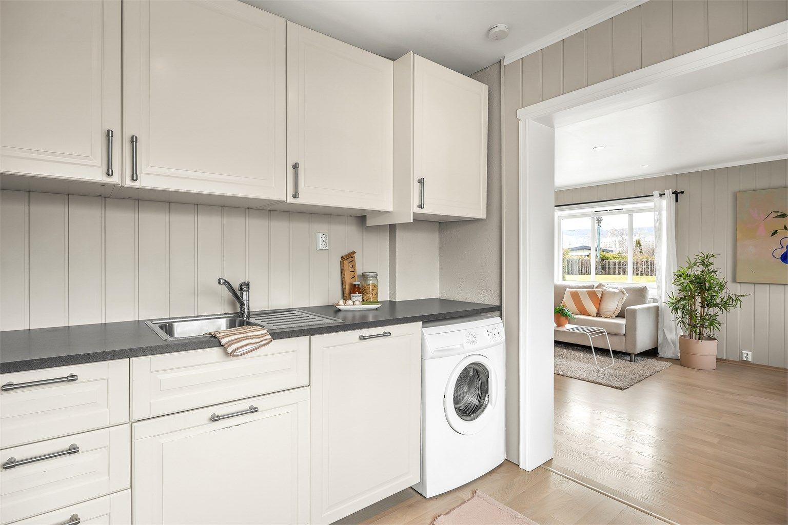 Opplegg for frittstående kjøle-/fryseskap og vaskemaskin.