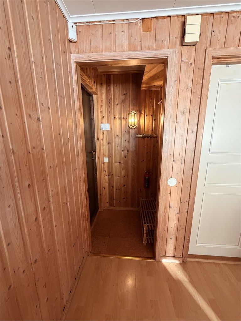 Gang med plass til å henge fra seg yttertøy