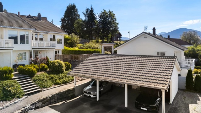 Carport lengst til venstre tilhører boligen. I bakkant er det etablert sportsbod med innlagt strøm