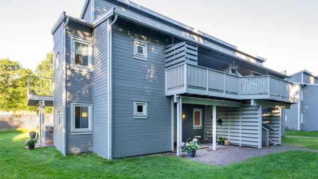 Flott og lettstelt selveierleilighet med en attraktiv og usjenert beliggenhet innerst i sameiet, like ved bekk og skogsområde.
