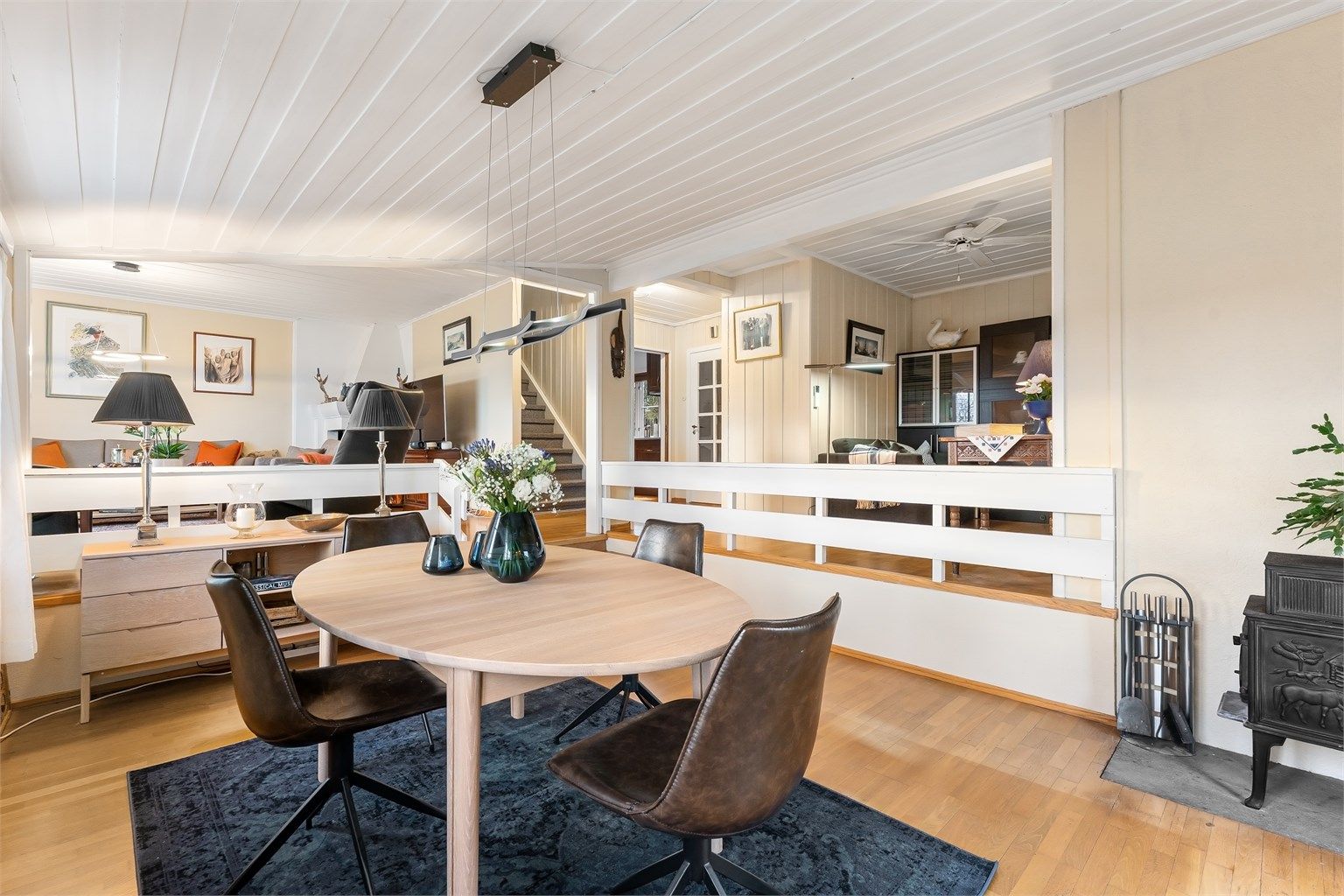 Den åpne løsningen skaper en god flyt mellom spisestuen og resten av oppholdsrommene.