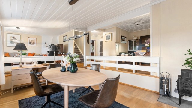 Den åpne løsningen skaper en god flyt mellom spisestuen og resten av oppholdsrommene.