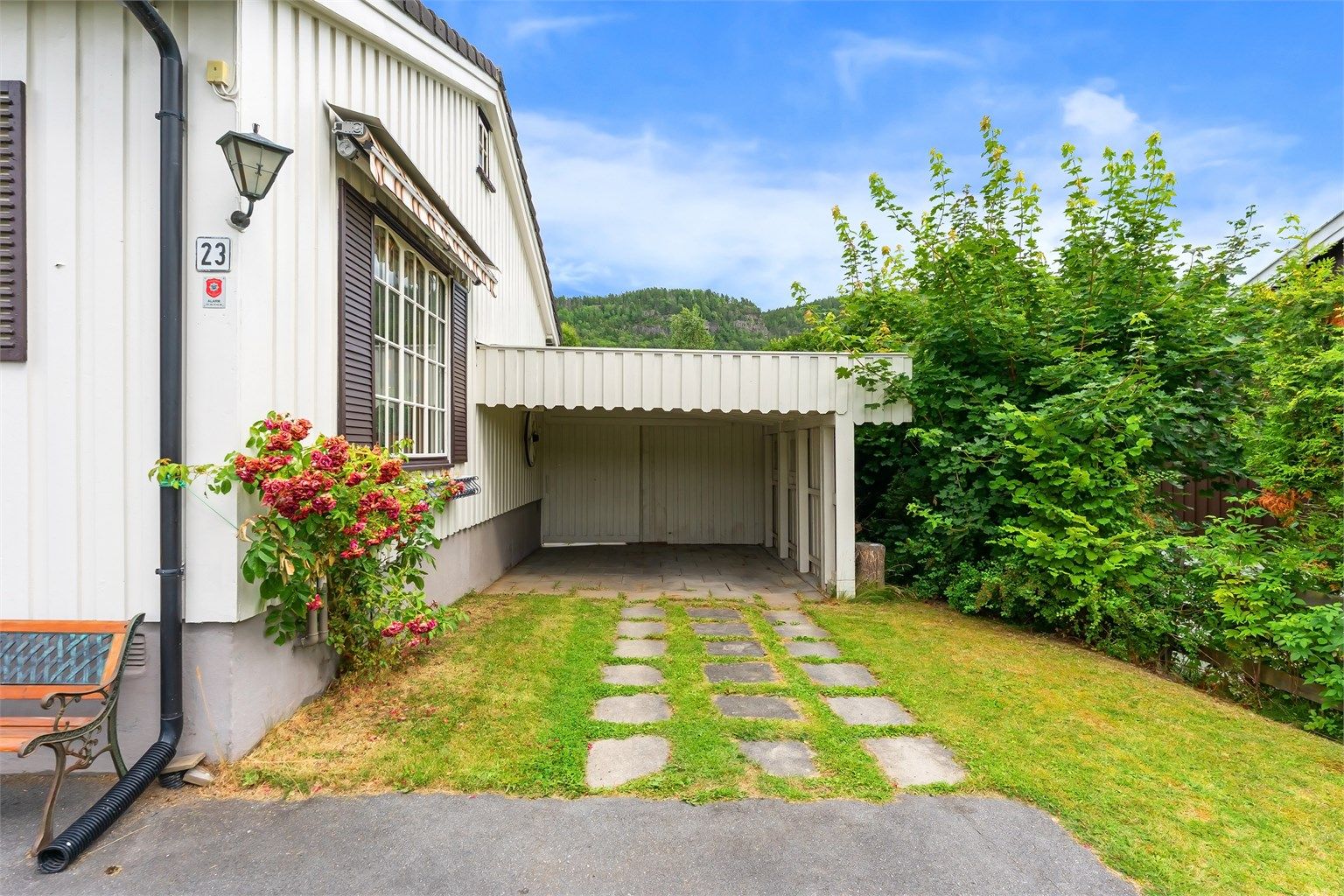 Carport med mulighet for montering av elbillader.