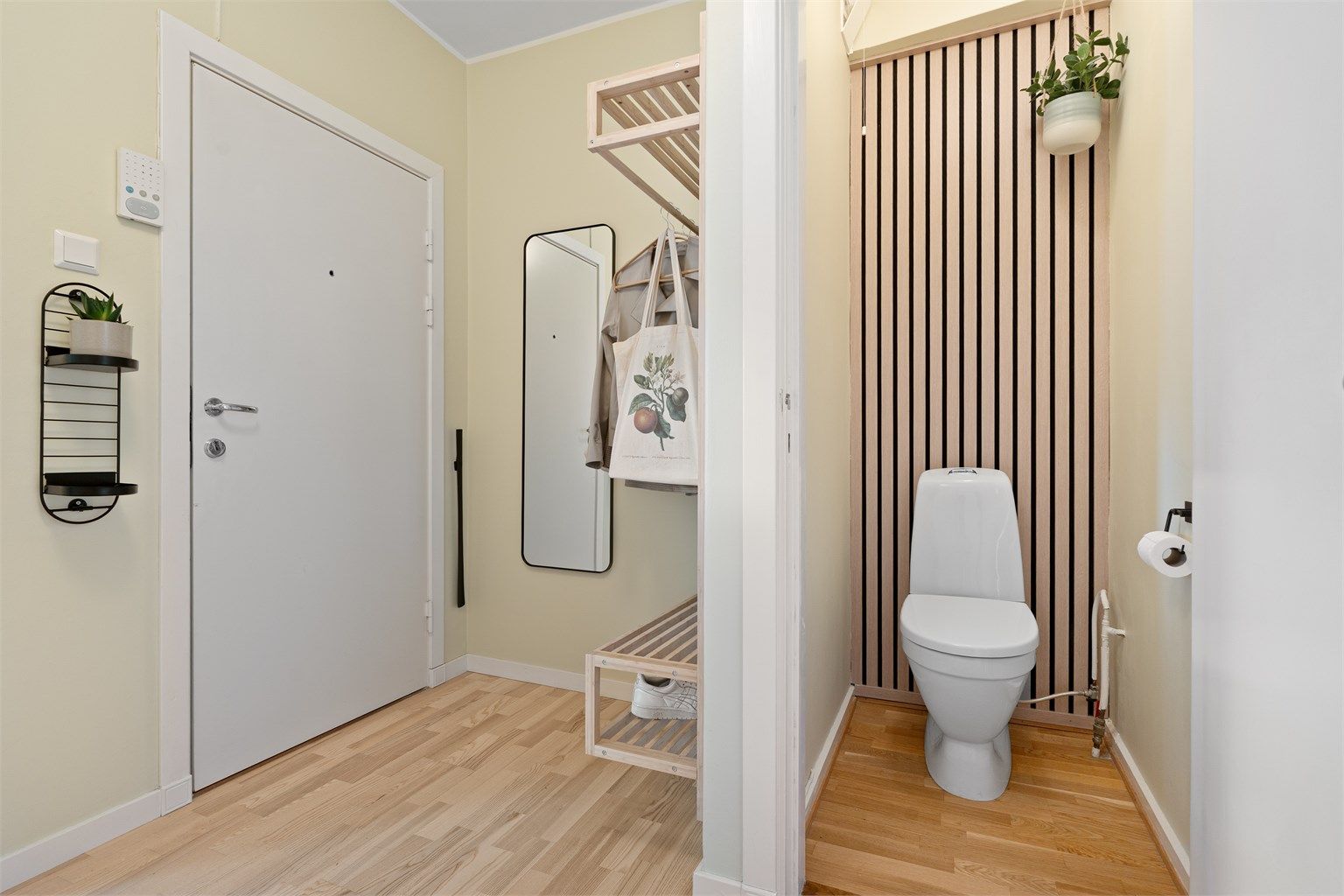 Velkommen inn! Romslig entré med god plass til oppbevaring av yttertøy og sko - samt praktisk toalettrom i tilknytning.