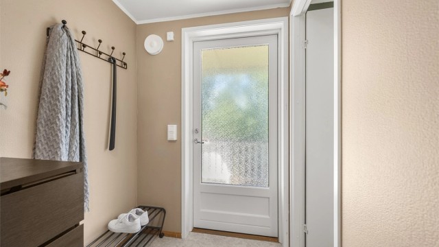 Profilert entrédør med glassfelt fra byggeåret.