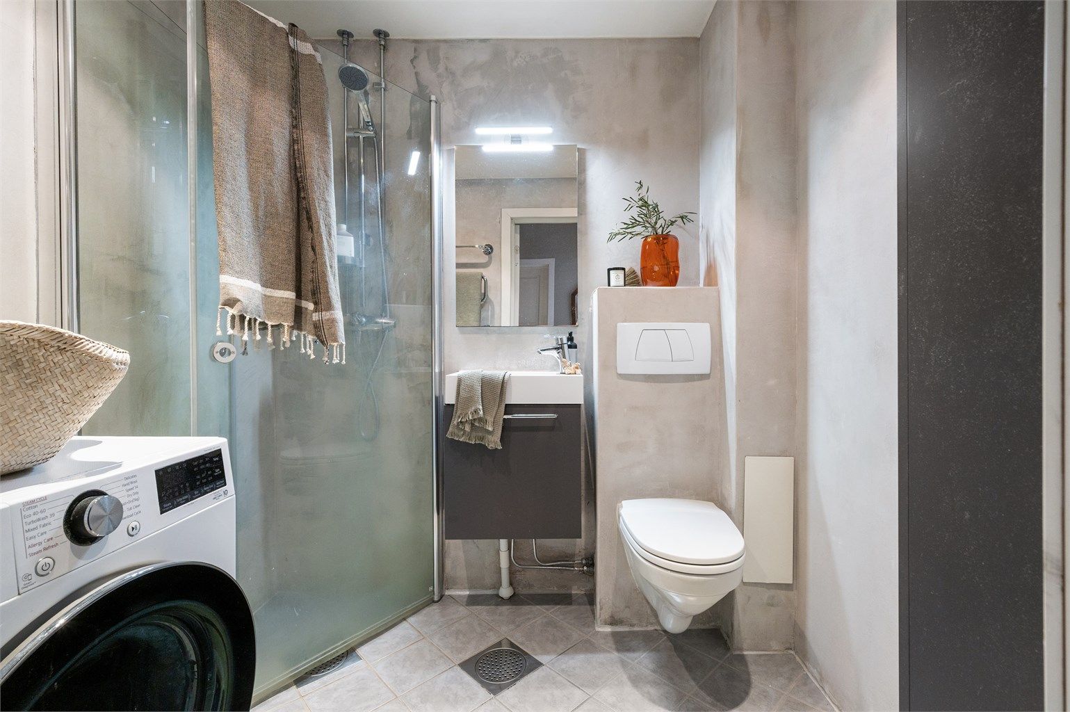 Badet ble oppgradert i 2017 med moderne mikrosement på veggene.