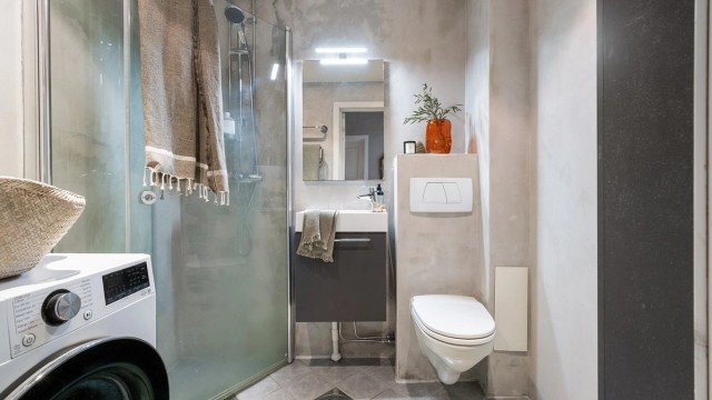 Badet ble oppgradert i 2017 med moderne mikrosement på veggene.