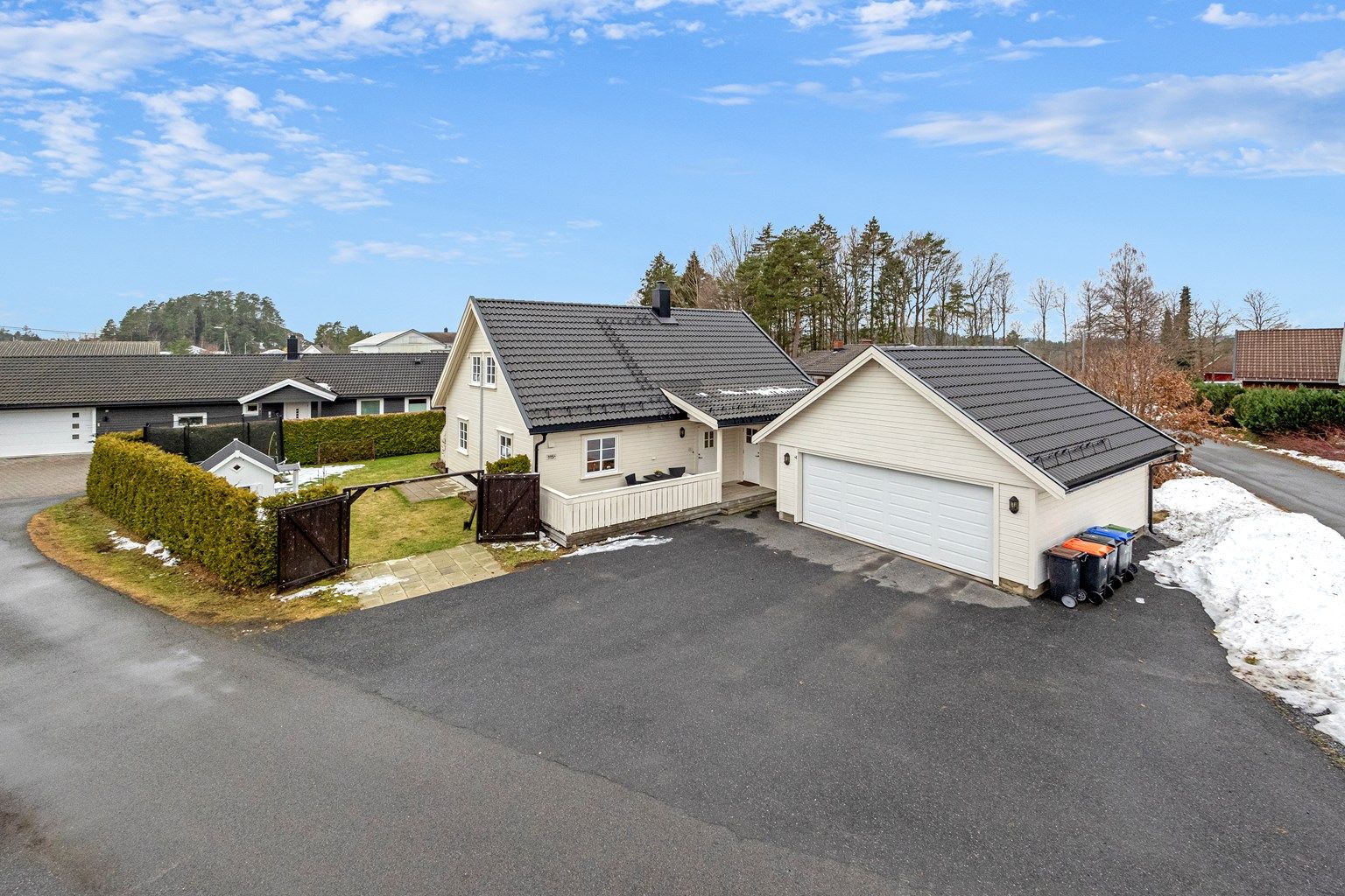 Boligen er fra 2010 og garasjen ca. 2013