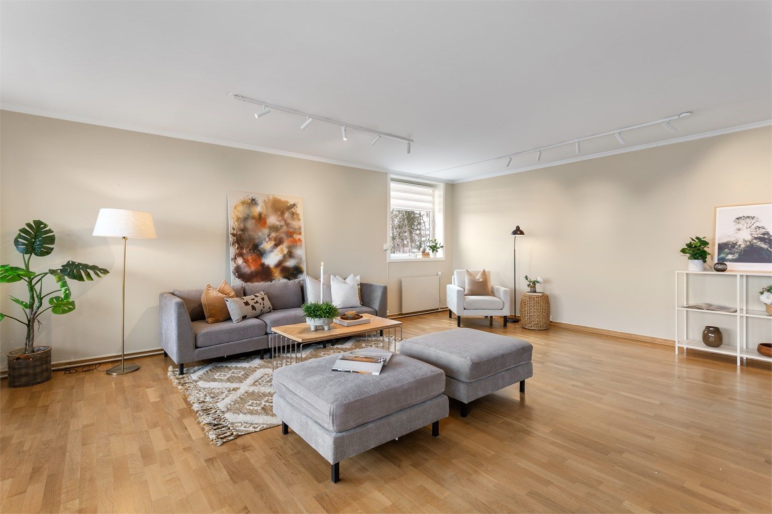 Oppvarming av stuen via radiatorer med vannbåren varme. 