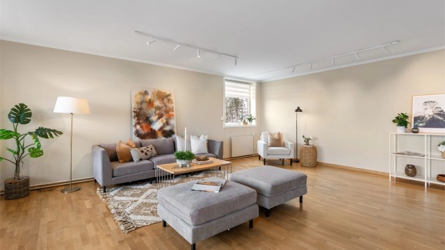 Oppvarming av stuen via radiatorer med vannbåren varme.