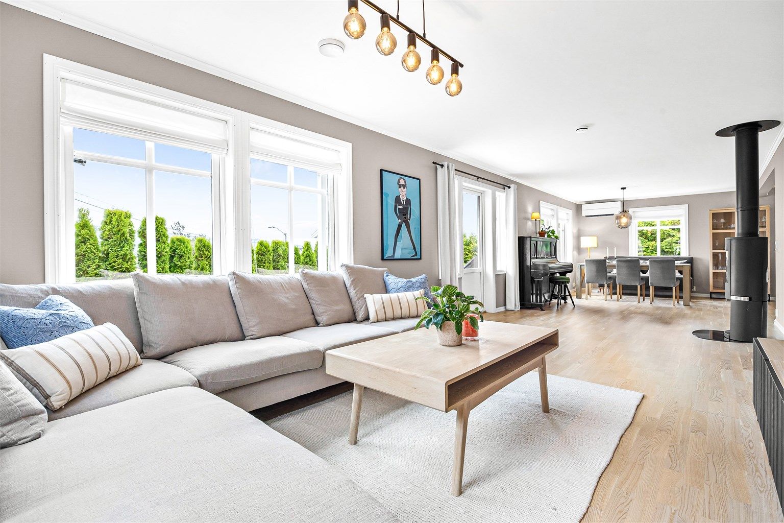 Åpen kjøkken- og stueløsning med sofaområde samt spiseplass